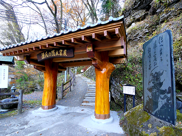 欅丸太門
